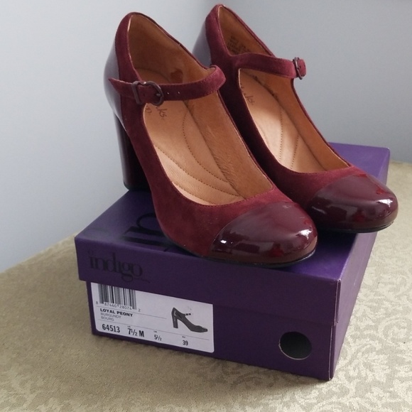 Clarks Shoes - NIB clarks loyal peony 7.5 burgndy mary jane heels